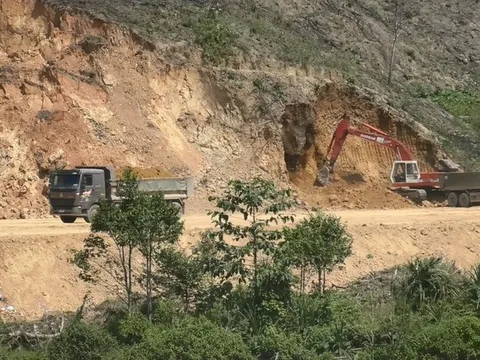 Thu lợi hàng trăm triệu từ việc khai thác đất trái phép ở Quảng Nam?